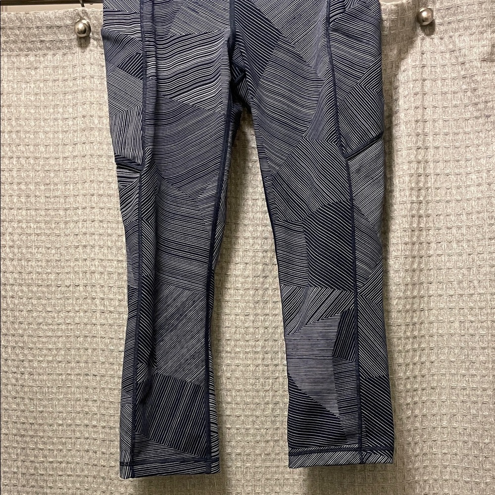 Lululemon 6 Geometric Patterned 3/4 Leggings